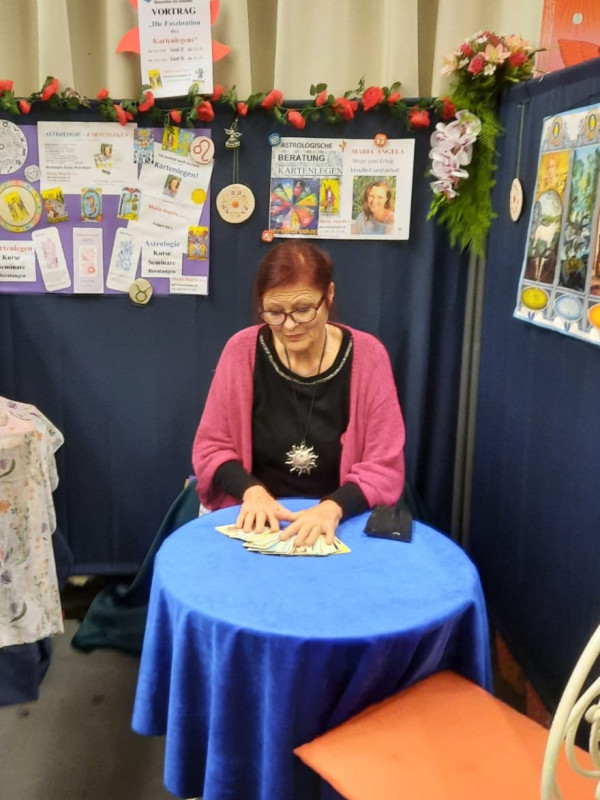 Mein angedeutetes Händeschütteln mit einer Metallbüste, als Begrüßung